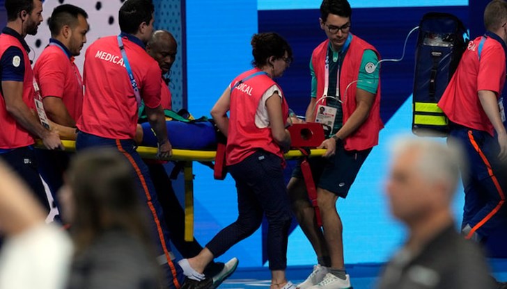 21-годишната словашка спортистка е изнесена на носилка от басейна 21-годишната словашка спортистка е изнесена на носилка от басейна