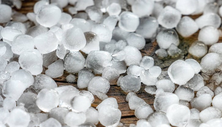Буря предизвика сериозни щети в областта и затрудни движението по пътищата