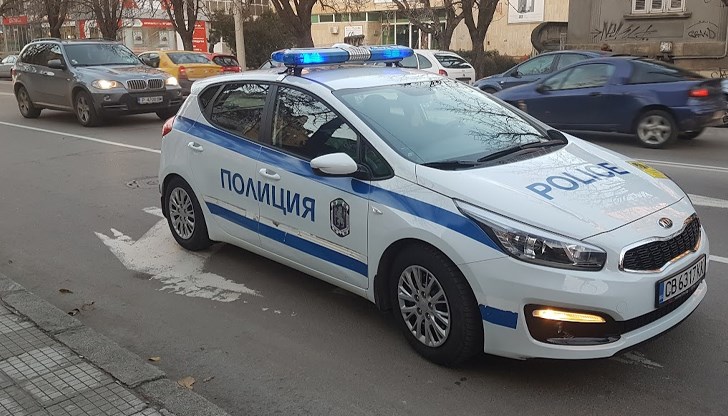 Полицейски патрул спира опасно криволичещ автомобил по улица "Н. Й. Вапцаров" Полицейски патрул спира опасно криволичещ автомобил по улица "Н. Й. Вапцаров"