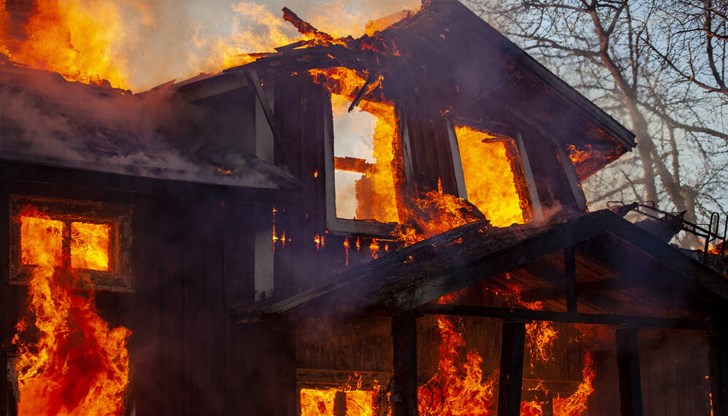 Огнената стихия възникна в пространство между складова база и близка жилищна сграда Огнената стихия възникна в пространство между складова база и близка жилищна сграда