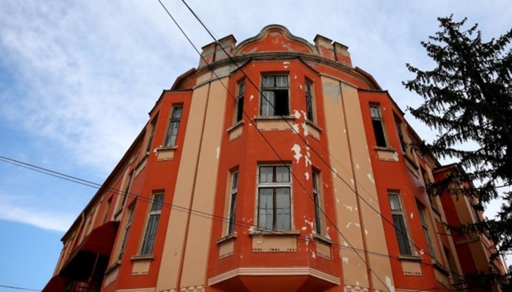 Пострадалият е с 6% изгаряния и тежки поражения на дихателните пътища Пострадалият е с 6% изгаряния и тежки поражения на дихателните пътища