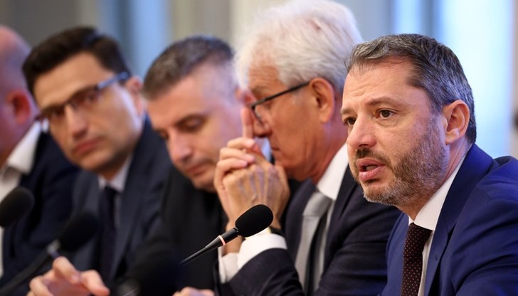 Депутатите гласуваха нова порция компенсации за тока на бизнеса от 1 юли. Особено активен бе Делян Добрев, който само преди месец тръбеше, че фондът е продънен Депутатите гласуваха нова порция компенсации за тока на бизнеса от 1 юли. Особено активен бе Делян Добрев, който само преди месец тръбеше, че фондът е продънен