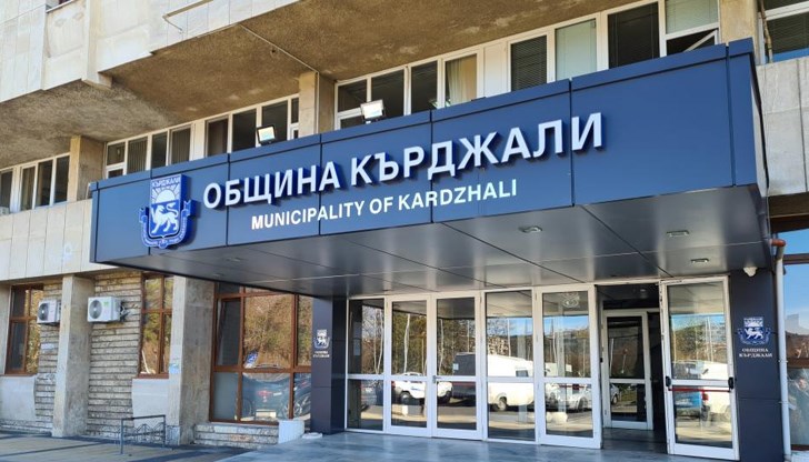 Кметът на Кърджали, Ерол Мюмюн, заяви, че е научил за решението чрез социалната мрежа Фейсбук и го определи като нелегитимно Кметът на Кърджали, Ерол Мюмюн, заяви, че е научил за решението чрез социалната мрежа Фейсбук и го определи като нелегитимно