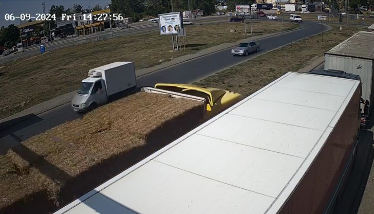 Два километра опашка от тежкотоварни автомобили и натоварено движение на леки коли Два километра опашка от тежкотоварни автомобили и натоварено движение на леки коли