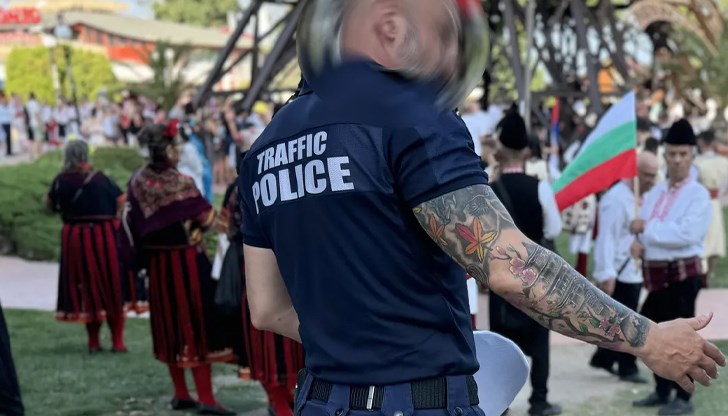 Униформеният охранява фолклорен фестивал в Златни пясъци Униформеният охранява фолклорен фестивал в Златни пясъци