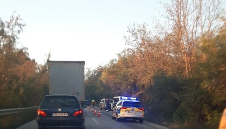 Полицията регулира трафика след катастрофа с автомобил и бус Полицията регулира трафика след катастрофа с автомобил и бус