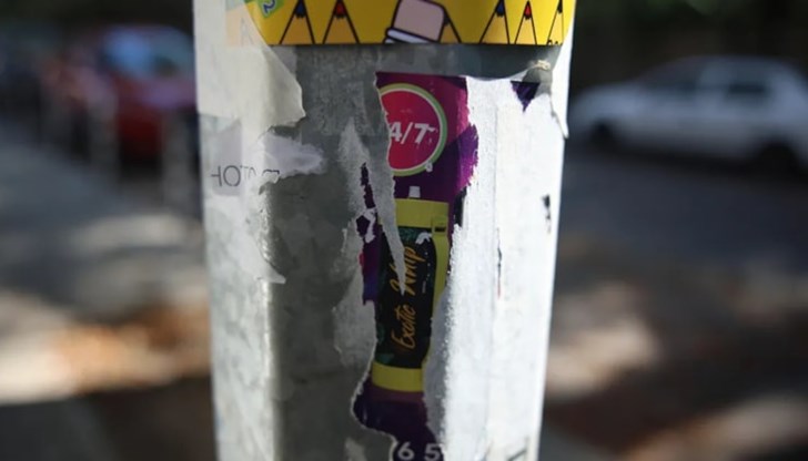 На стълбовете пред Испанската гимназия все още ясно се виждат част от стикерите, рекламиращи вейпове На стълбовете пред Испанската гимназия все още ясно се виждат част от стикерите, рекламиращи вейпове