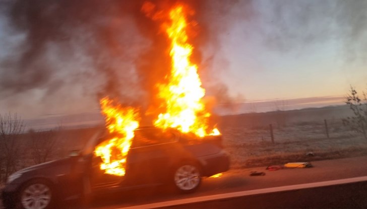 Автомобилът се е запалил при километър 57 в посока Варна Автомобилът се е запалил при километър 57 в посока Варна