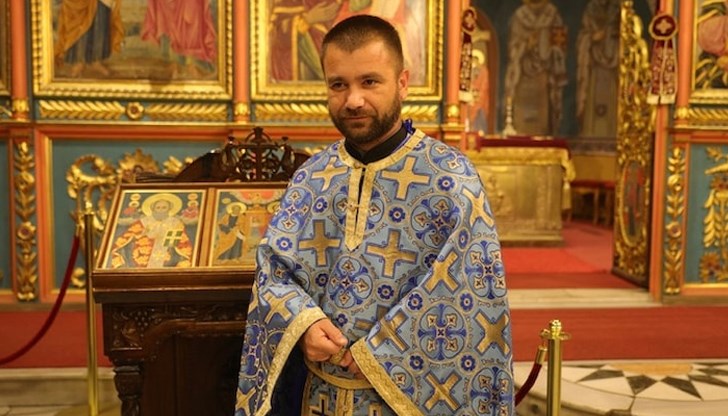 Света литургия на Кръстовден беше отслужена в храма "Света Троица" Света литургия на Кръстовден беше отслужена в храма "Света Троица"