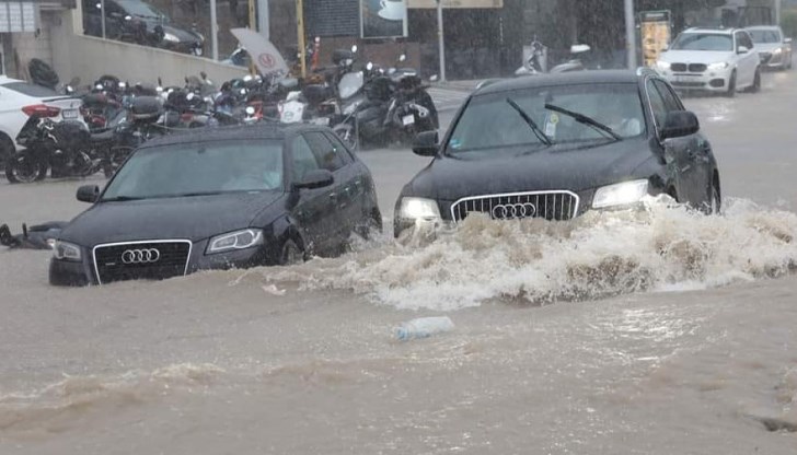 Проливни дъждове и червен код за опасно време на Балканите Проливни дъждове и червен код за опасно време на Балканите