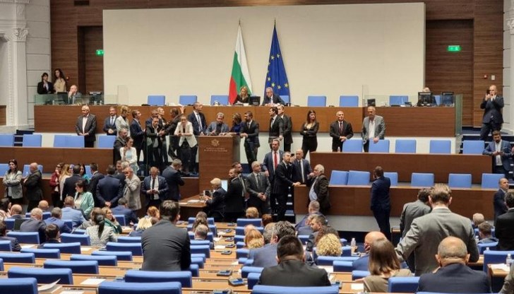 Депутатите от ИТН и „Възраждане“ блокираха трибуната на парламента Депутатите от ИТН и „Възраждане“ блокираха трибуната на парламента