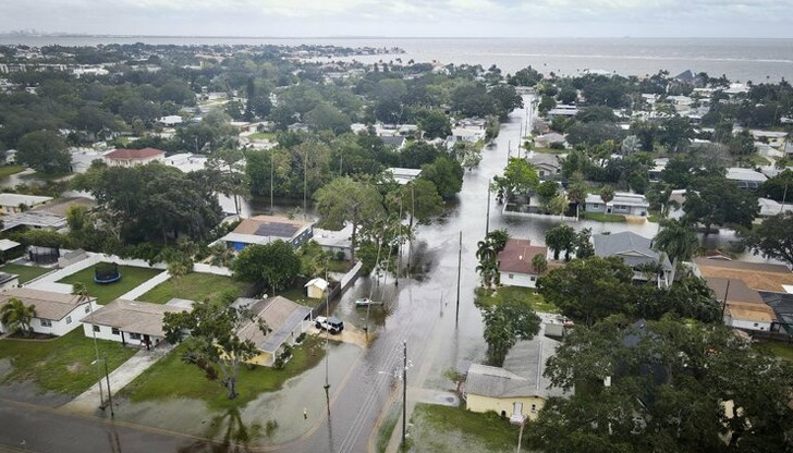 Торнада и екстремни ветрове съпътстват разрушителния ураган Торнада и екстремни ветрове съпътстват разрушителния ураган