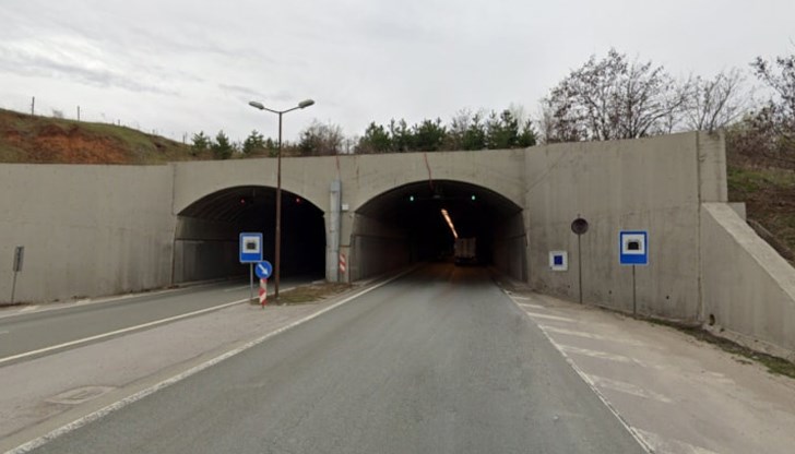 Ограничението ще важи до събота, когато се очаква подмяната на осветлението да приключи Ограничението ще важи до събота, когато се очаква подмяната на осветлението да приключи