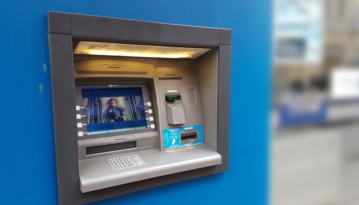 Кабинетът натиска банките за намаляване на таксите при теглене на заплати Кабинетът натиска банките за намаляване на таксите при теглене на заплати