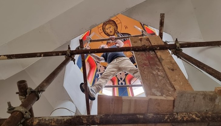 Талантлив художник дарява уменията си за изографисване на храм в Нови чифлик Талантлив художник дарява уменията си за изографисване на храм в Нови чифлик