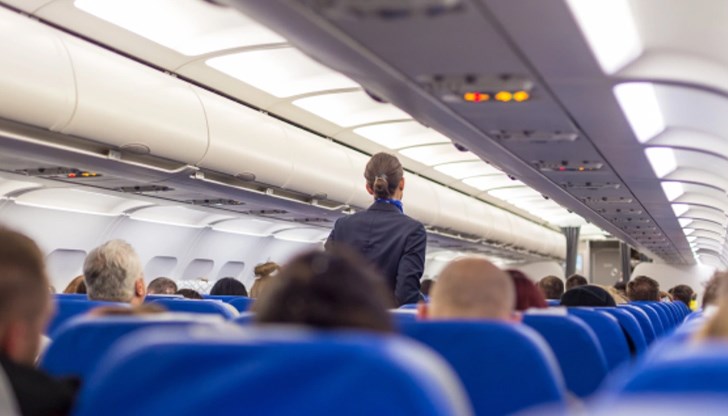 Двама експерти по обезвреждане на бомби и едно куче продължават да претърсват самолета Двама експерти по обезвреждане на бомби и едно куче продължават да претърсват самолета