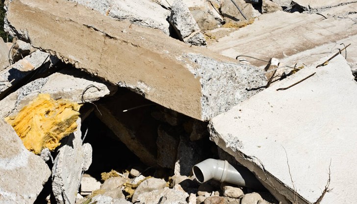 Майката на децата все още е в неизвестност