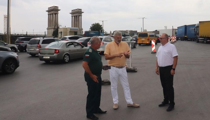 Над 6000 автомобила дневно напускат България през Русе Над 6000 автомобила дневно напускат България през Русе