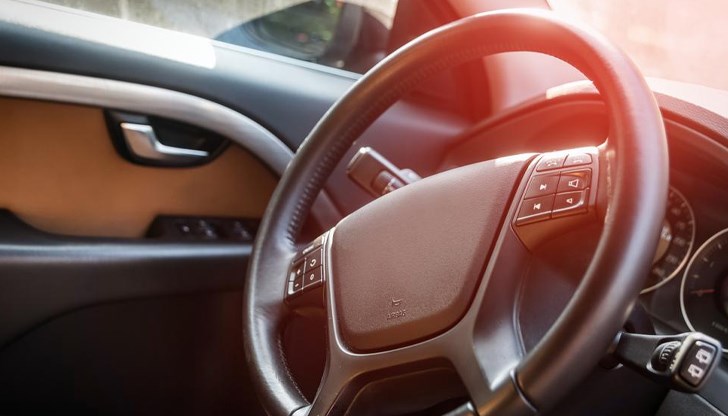 Автомобил без шофьор предизвика тревога на оживено кръстовище във Варна Автомобил без шофьор предизвика тревога на оживено кръстовище във Варна