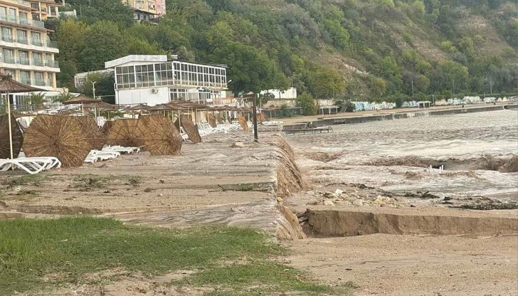 Изляха се 100 литра дъжд на квадратен метър в рамките на час Изляха се 100 литра дъжд на квадратен метър в рамките на час