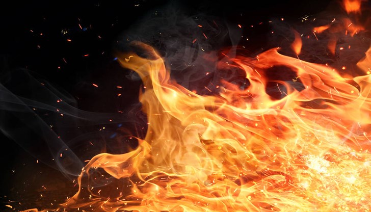 Сухи треви и храсти горят в местността Юрта Сухи треви и храсти горят в местността Юрта