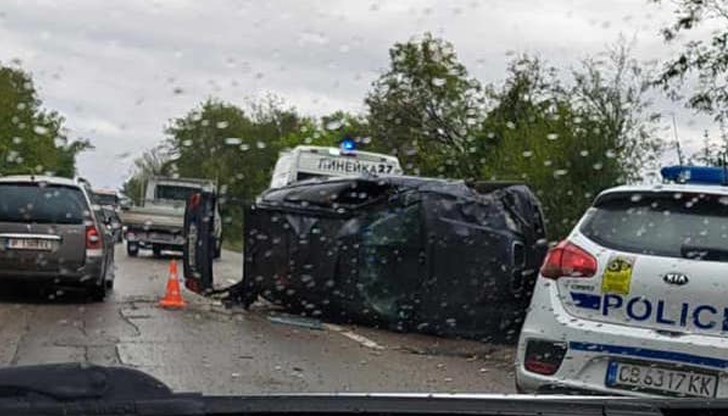 Автомобил, управляван от 18-годишен шофьор, се е преобърнал Автомобил, управляван от 18-годишен шофьор, се е преобърнал