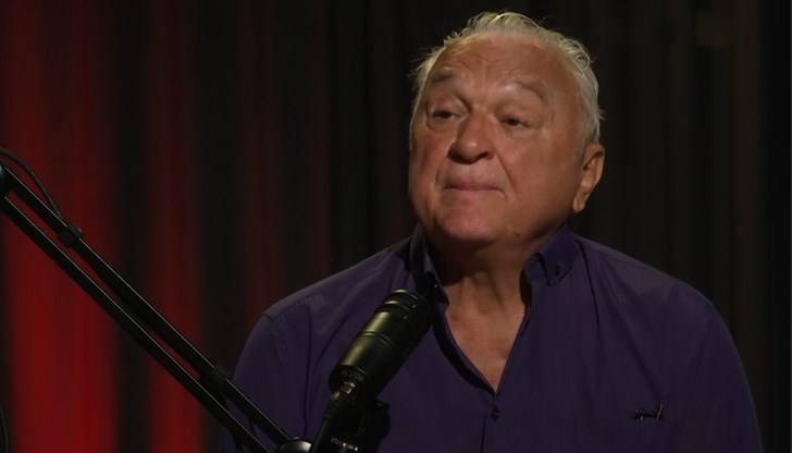 Тя живее в една олющена къща, с олющени огради, допълни тв водещият Тя живее в една олющена къща, с олющени огради, допълни тв водещият