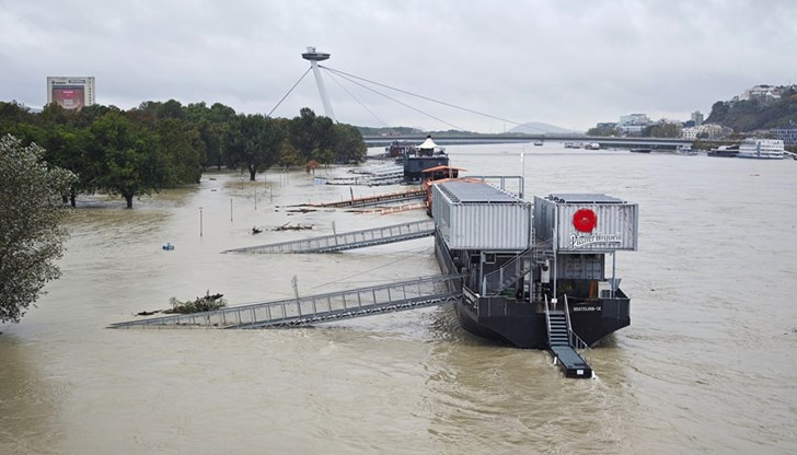 Наводнения парализираха речния трафик по Дунав Наводнения парализираха речния трафик по Дунав