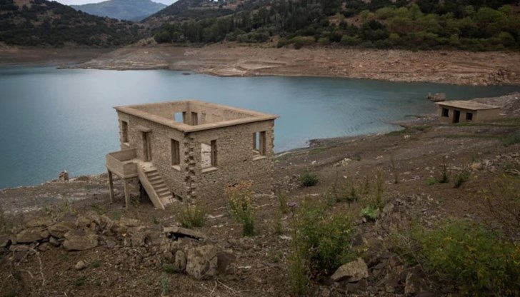 Природата разкрива скритите руини на потопеното село край Атина Природата разкрива скритите руини на потопеното село край Атина