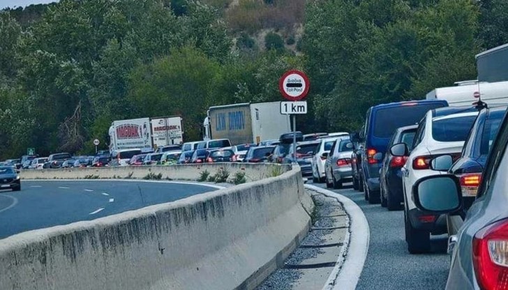 Колона от автомобили блокира движението Колона от автомобили блокира движението