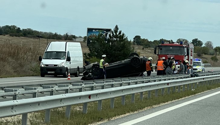 Движението се осъществява в аварийната лента