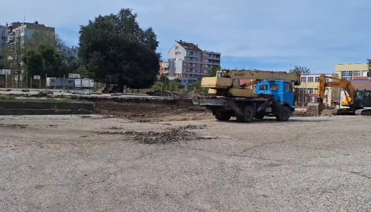 Новият корпус включва модерни класни стаи, игротеки и достъпна среда за всички Новият корпус включва модерни класни стаи, игротеки и достъпна среда за всички