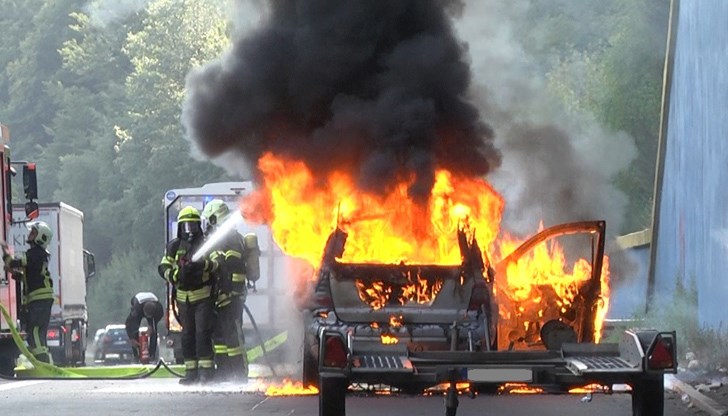 26-годишна жена без книжка се блъсна в дърво, автомобилът изгоря напълно 26-годишна жена без книжка се блъсна в дърво, автомобилът изгоря напълно
