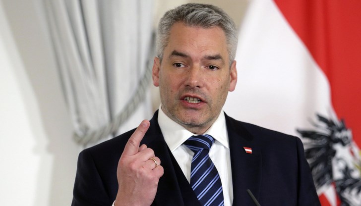 Канцлерът Карл Нехамер представя себе си като държавник, а опонента си - като токсична заплаха Канцлерът Карл Нехамер представя себе си като държавник, а опонента си - като токсична заплаха