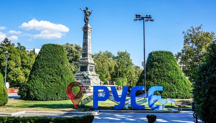 Празникът започва с полагане на венци пред Паметника на свободата Празникът започва с полагане на венци пред Паметника на свободата