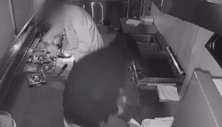 Взломаджии си спретнаха среднощно угощение в заведението Взломаджии си спретнаха среднощно угощение в заведението