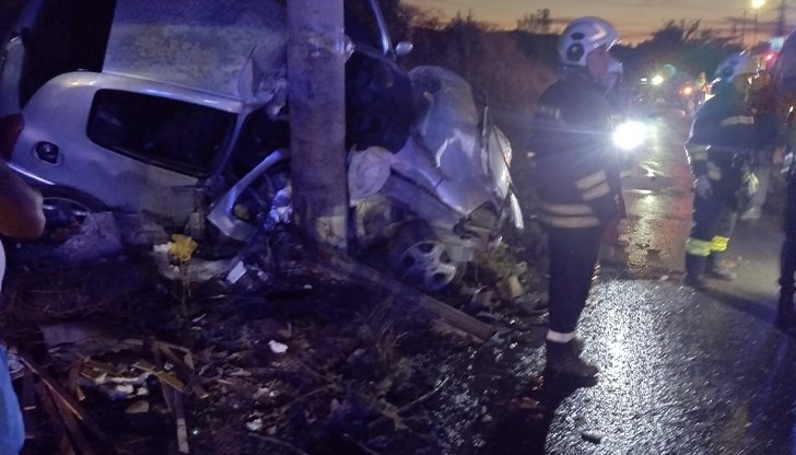 Автомобил се разби в уличен стълб Автомобил се разби в уличен стълб