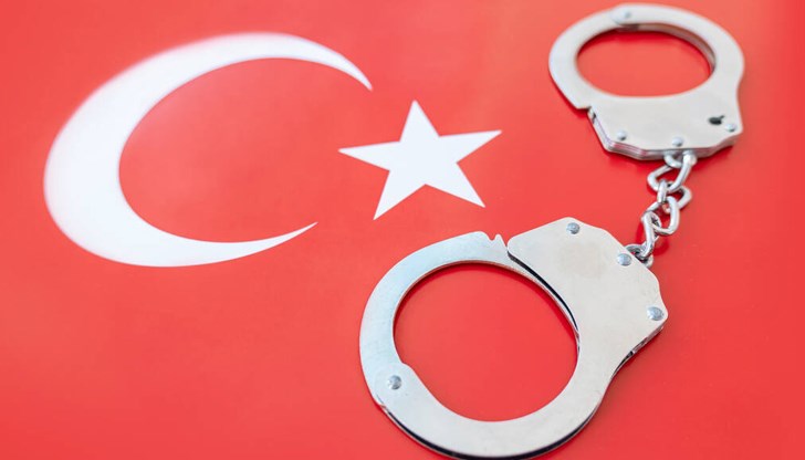 Сред задържаните са майката, бащата, двамата братя, тримата чичовци и други близки на Нарин Сред задържаните са майката, бащата, двамата братя, тримата чичовци и други близки на Нарин