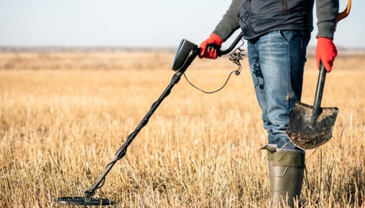 Мъжът търсел археологически обекти с техническо устройство Мъжът търсел археологически обекти с техническо устройство