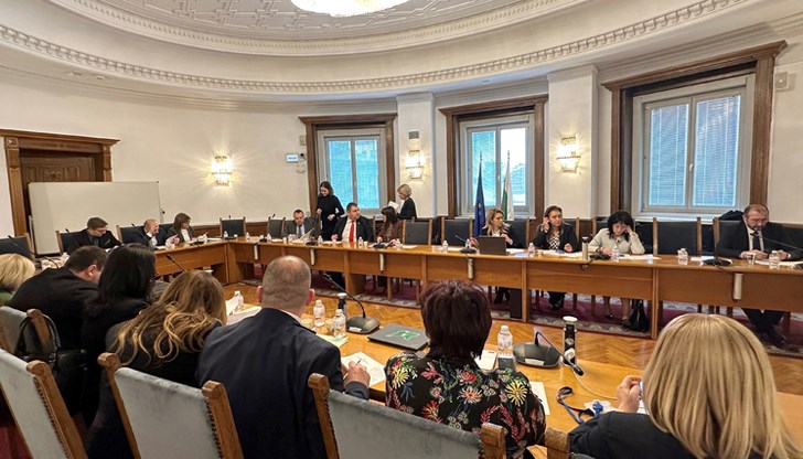 Спор за рекламата и възнагражденията разделя политици и юристи Спор за рекламата и възнагражденията разделя политици и юристи