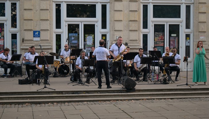 Биг Бенд и Роси Овчарова ще изпълнят световни хитове Биг Бенд и Роси Овчарова ще изпълнят световни хитове