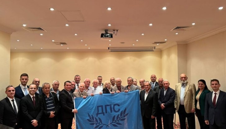 В декларация учредители и бивши областни председатели на ДПС застанаха зад лидера Ахмед Доган В декларация учредители и бивши областни председатели на ДПС застанаха зад лидера Ахмед Доган