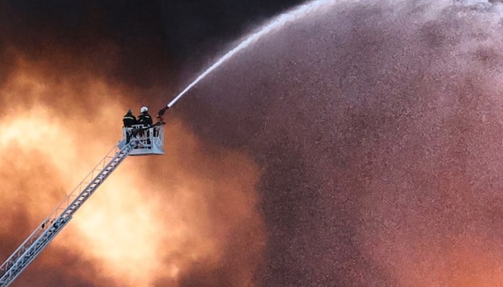 Екипите на пожарникари се борят с огъня Екипите на пожарникари се борят с огъня