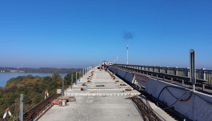 Подменят се пътни панели и се поставя нова хидроизолация Подменят се пътни панели и се поставя нова хидроизолация