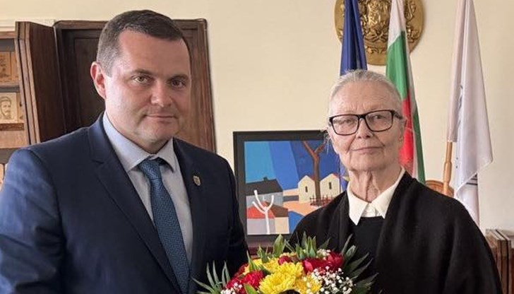 За мен е огромна чест да изразя любовта на русенци към театралната ни и филмова легенда! За мен е огромна чест да изразя любовта на русенци към театралната ни и филмова легенда!