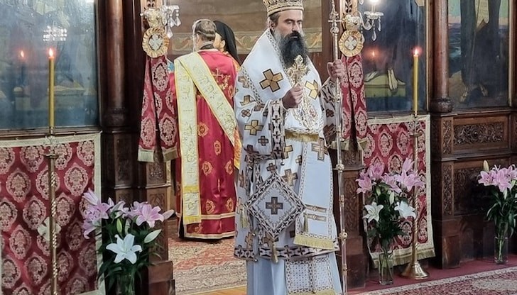 Стотици миряни се събраха на празничното богослужение в катедралния храм "Свети Димитър" във Видин Стотици миряни се събраха на празничното богослужение в катедралния храм "Свети Димитър" във Видин