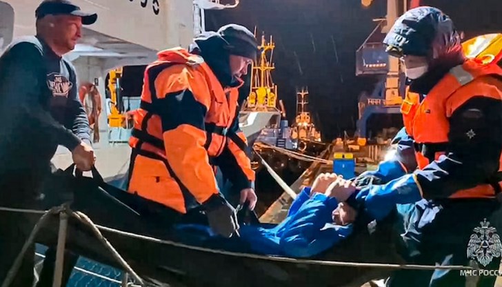 Риболовен кораб "Ангел" спасява мъж, загубил половината от теглото си в морска одисея