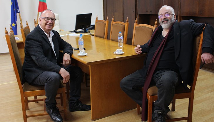 Заместник областният управител приветства новаторската идея на художника Заместник областният управител приветства новаторската идея на художника