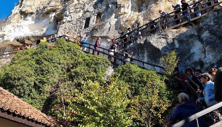 Частица от мощите на свети Димитър Басарбовски е изложена за поклонение Частица от мощите на свети Димитър Басарбовски е изложена за поклонение