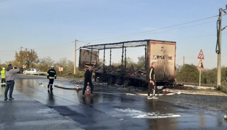 Пожарът е възникнал поради техническа неизправност в ремаркето Пожарът е възникнал поради техническа неизправност в ремаркето